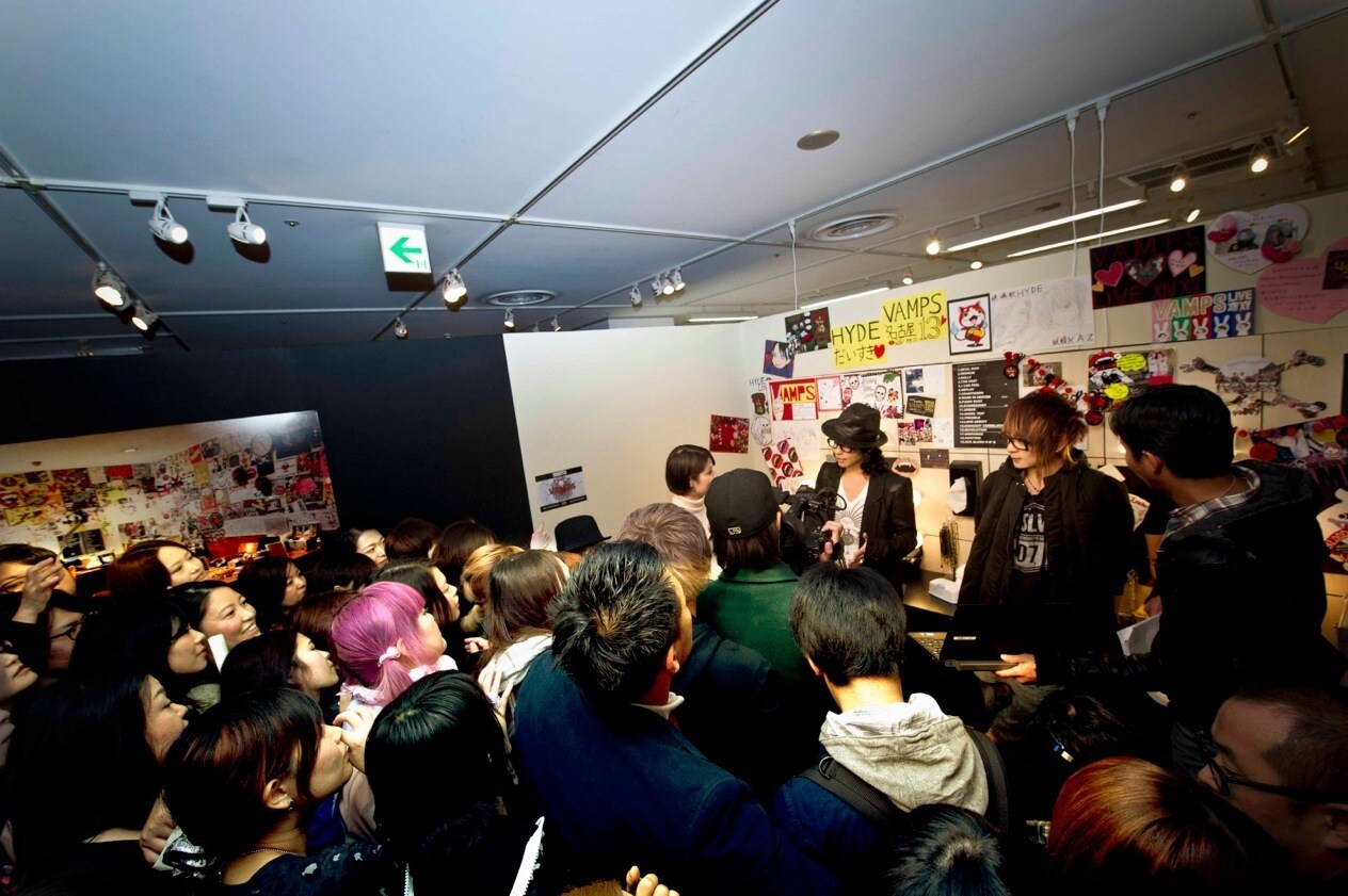 名古屋籠城中のVAMPS、写真展にサプライズ光臨