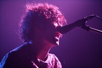 三原健司（Vo, G / フレデリック）（撮影：埼玉泰史）