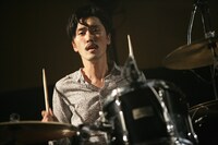 鈴鹿秋斗（Dr / 夜の本気ダンス）（撮影：埼玉泰史）