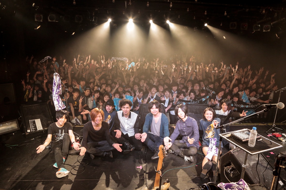 観客を背に記念撮影をするHello SleepwalkersとPeople In The Box。