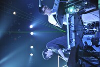 「夜空の虫とどこまでも」を演奏するの子とmono。