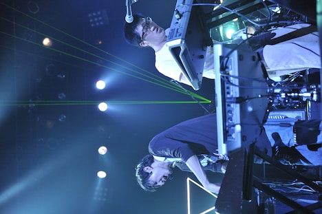 「夜空の虫とどこまでも」を演奏するの子とmono。