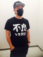 「黒マスク系男子」着用例。クールなブラック系ファッションにぴったりフィットする。