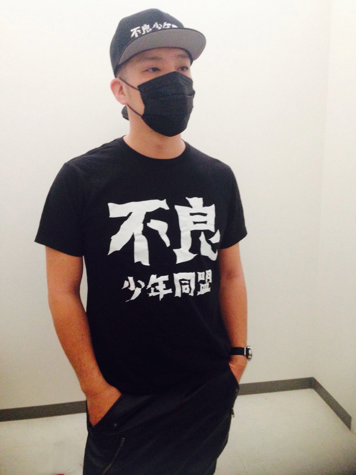 「黒マスク系男子」着用例。クールなブラック系ファッションにぴったりフィットする。