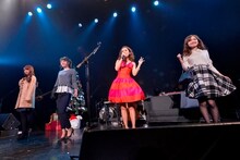 「CanCam」読者モデルの着ているクリスマスに似合うファッションコーディネートを紹介するchay。 （撮影：古溪一道）