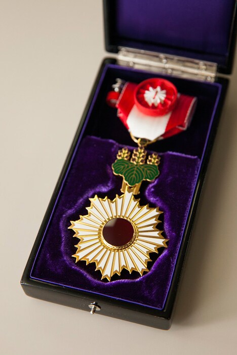 加山雄三が受章した旭日小綬章。