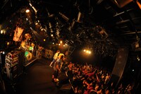 HOTSQUALL「BEST TOUR 2014『Laugh at Life』FINAL」東京・渋谷CLUB QUATTRO公演の様子。（撮影：半田安政[Showcase]）