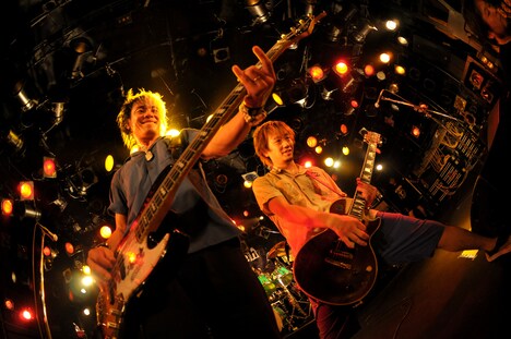 HOTSQUALL「BEST TOUR 2014『Laugh at Life』FINAL」東京・渋谷CLUB QUATTRO公演の様子。（撮影：半田安政[Showcase]）