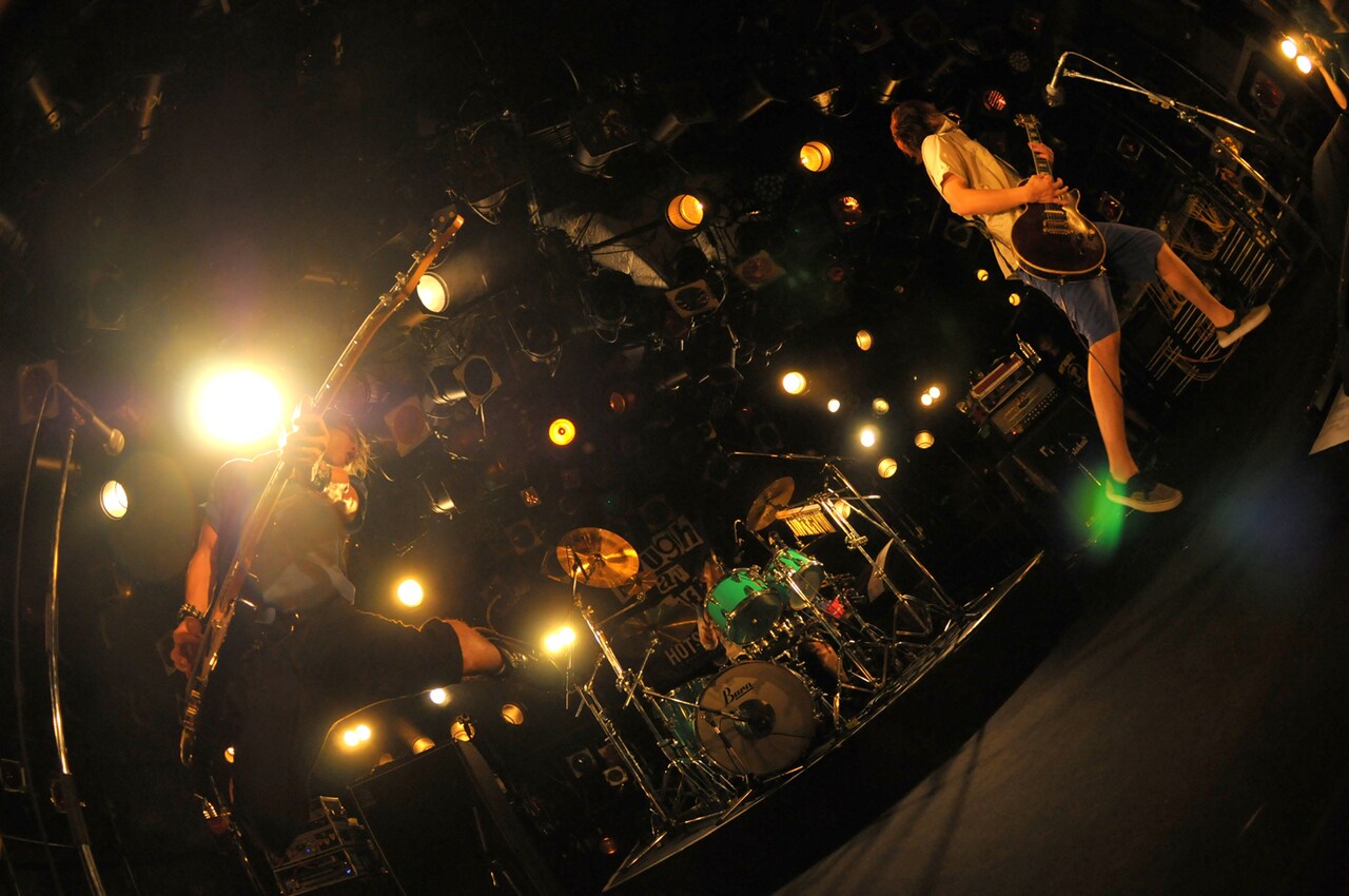 HOTSQUALL、笑顔にあふれた“人生を笑えツアー”終幕