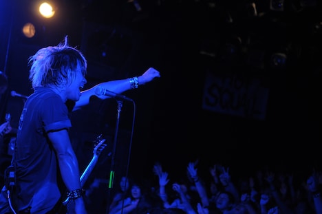 アカマトシノリ（Vo, B）（撮影：半田安政[Showcase]）