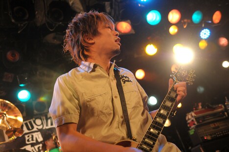 チフネシンゴ（G, Vo）（撮影：半田安政[Showcase]）