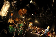 HOTSQUALL「BEST TOUR 2014『Laugh at Life』FINAL」東京・渋谷CLUB QUATTRO公演の様子。（撮影：半田安政[Showcase]）