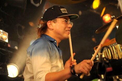 ドウメンヨウヘイ（Dr, Cho）（撮影：半田安政[Showcase]）