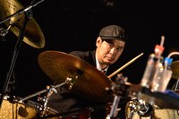 永田真毅（Dr）（Photo by AZUSA TAKADA）