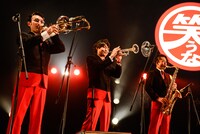 左からジェントル久保田（Tb）、村上基（Tp）、後関好宏（Sax）。（Photo by AZUSA TAKADA）