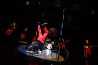 這いずり回ったあとに足を高く上げたハマケン（手前）。（Photo by AZUSA TAKADA）