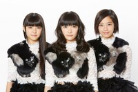 Party Rockets。藤田あかりは写真左のメンバー。