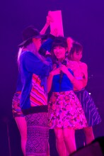 後藤夕貴に壁ドンする大谷雅恵。