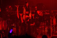 秋山ゆりかによるソロ曲「ふらちMistake」の様子。