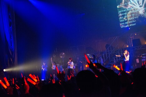 「愛しさを束ねて」歌唱の様子。