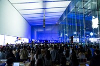 東京・Apple Store, Omotesandoの様子。（Photo by Kensuke Tomuro）
