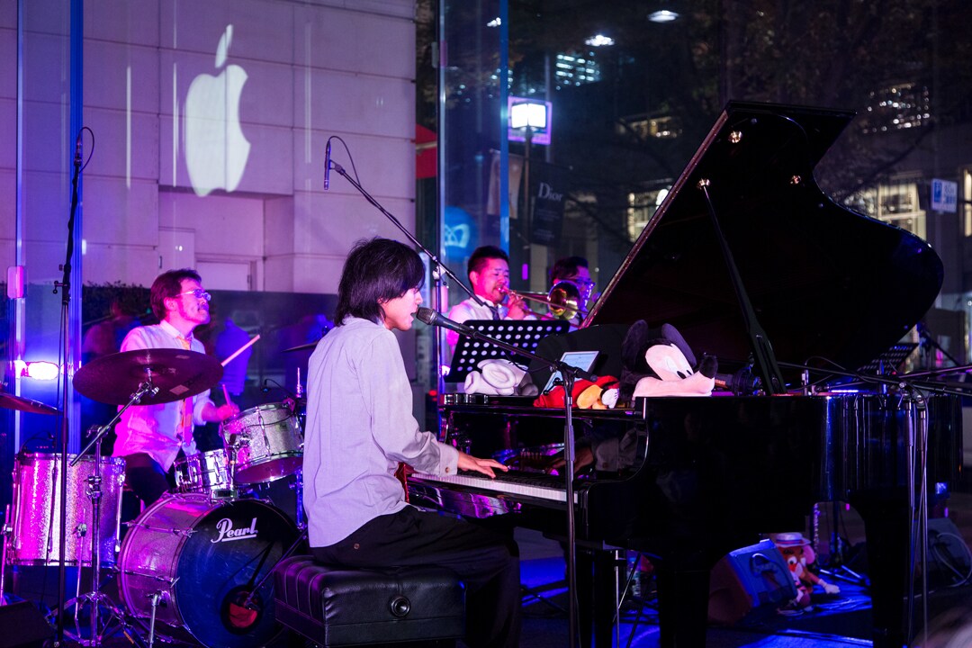 東京・Apple Store, Omotesandoでパフォーマンスする中塚武。（Photo by Kensuke Tomuro）