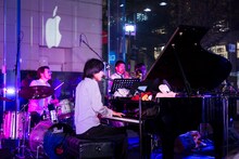東京・Apple Store, Omotesandoでパフォーマンスする中塚武。（Photo by Kensuke Tomuro）