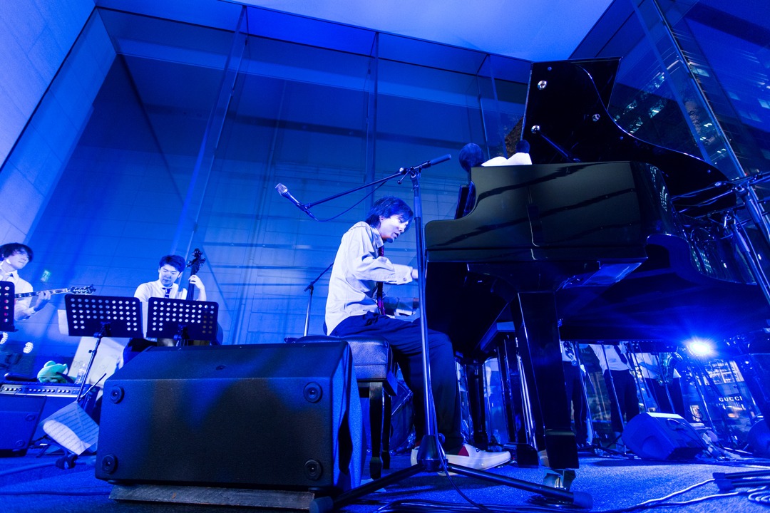 東京・Apple Store, Omotesandoでパフォーマンスする中塚武。（Photo by Kensuke Tomuro）