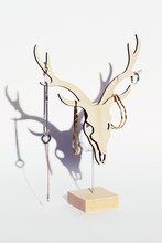 黒木渚「虎視眈々と淡々と」限定盤に付属するジュエリーツリーの使用例。