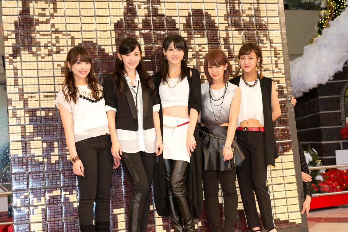 レプリカの「DARS」で作られたピクセルアートを前に記念撮影する℃-ute。