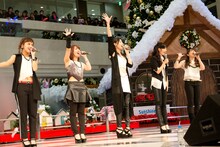 ℃-uteによる「I miss you / THE FUTURE」リリースイベントの様子。