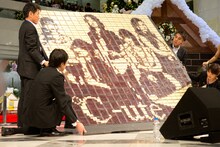 レプリカの「DARS」で作られた℃-uteのCDジャケットを模したピクセルアート。