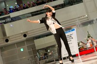 リリースイベントで華麗なダンスを見せる鈴木愛理。