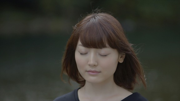 花澤香菜「こきゅうとす」ビデオクリップのワンシーン。