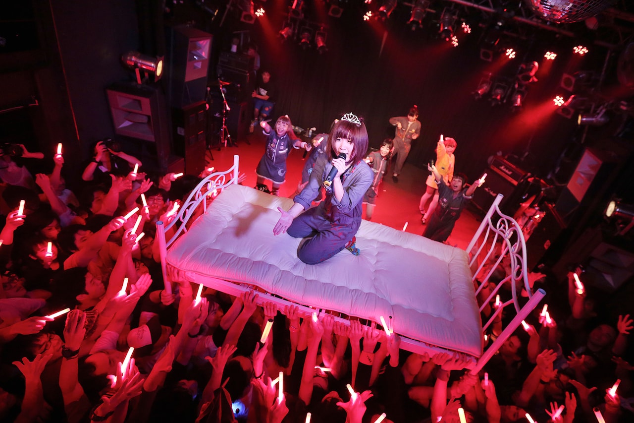 ベッドごとリフトされるしふぉん。（撮影：後藤壮太郎）