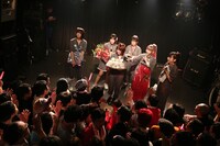 プレゼントを贈られたしふぉん。（撮影：後藤壮太郎）