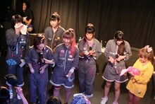 ゆるめるモ！とゆいざらす。（撮影：後藤壮太郎）