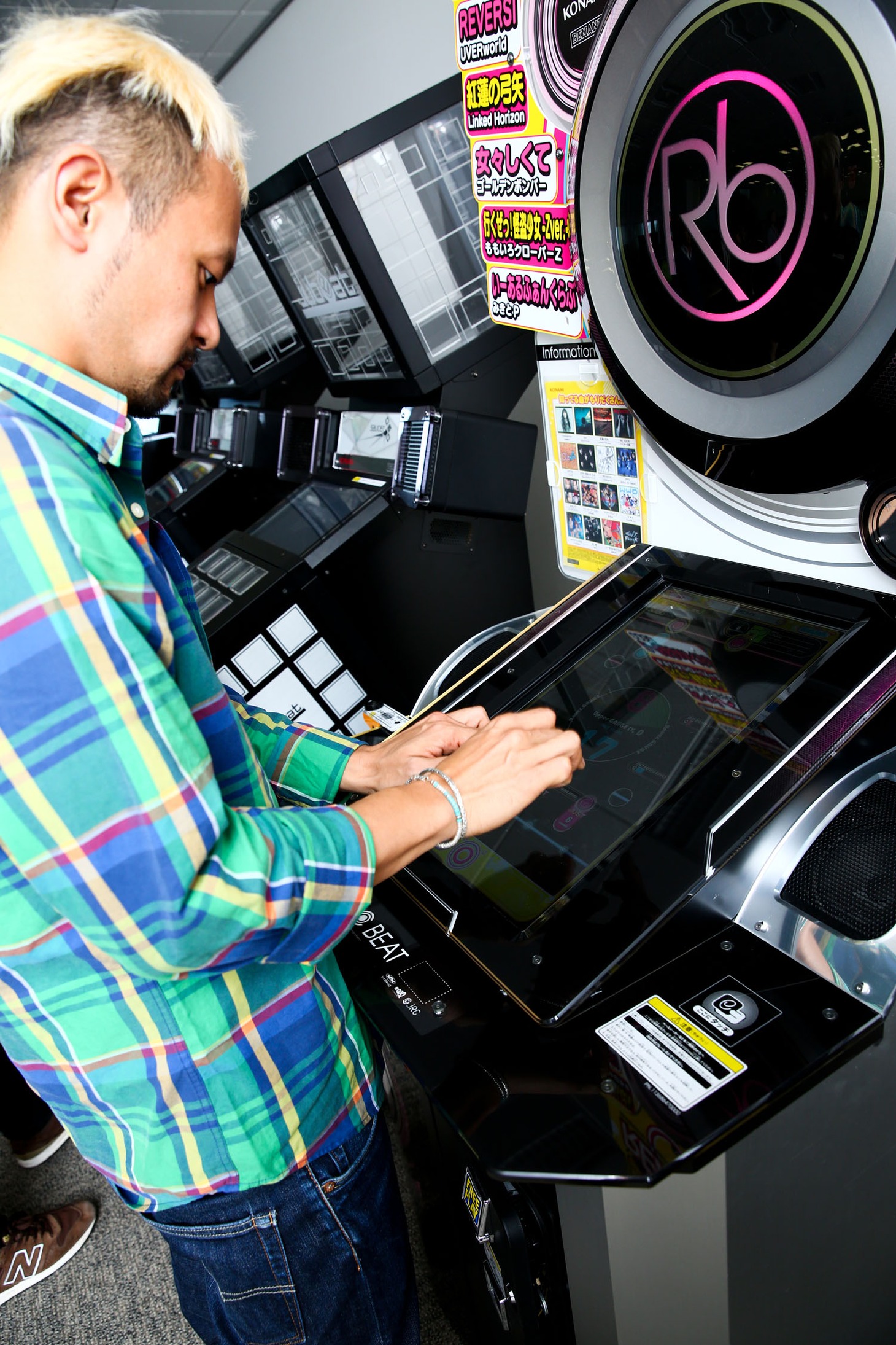 「REFLEC BEAT groovin'!! Upper」をプレイするHAYATO。