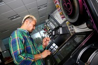 「REFLEC BEAT groovin'!! Upper」をプレイするHAYATO。