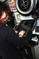 「REFLEC BEAT groovin'!! Upper」をプレイするHIRO。