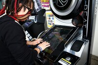 「REFLEC BEAT groovin'!! Upper」をプレイするHIRO。