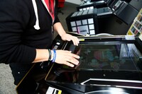 「REFLEC BEAT groovin'!! Upper」をプレイするHIRO。