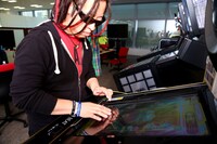 「REFLEC BEAT groovin'!! Upper」をプレイするHIRO。