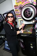 「REFLEC BEAT groovin'!! Upper」をプレイするHIRO。