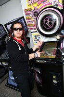 「REFLEC BEAT groovin'!! Upper」をプレイするHIRO。