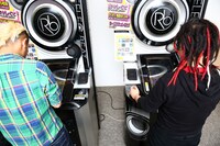 「REFLEC BEAT groovin'!! Upper」をプレイするHAYATO、HIRO（左から）。