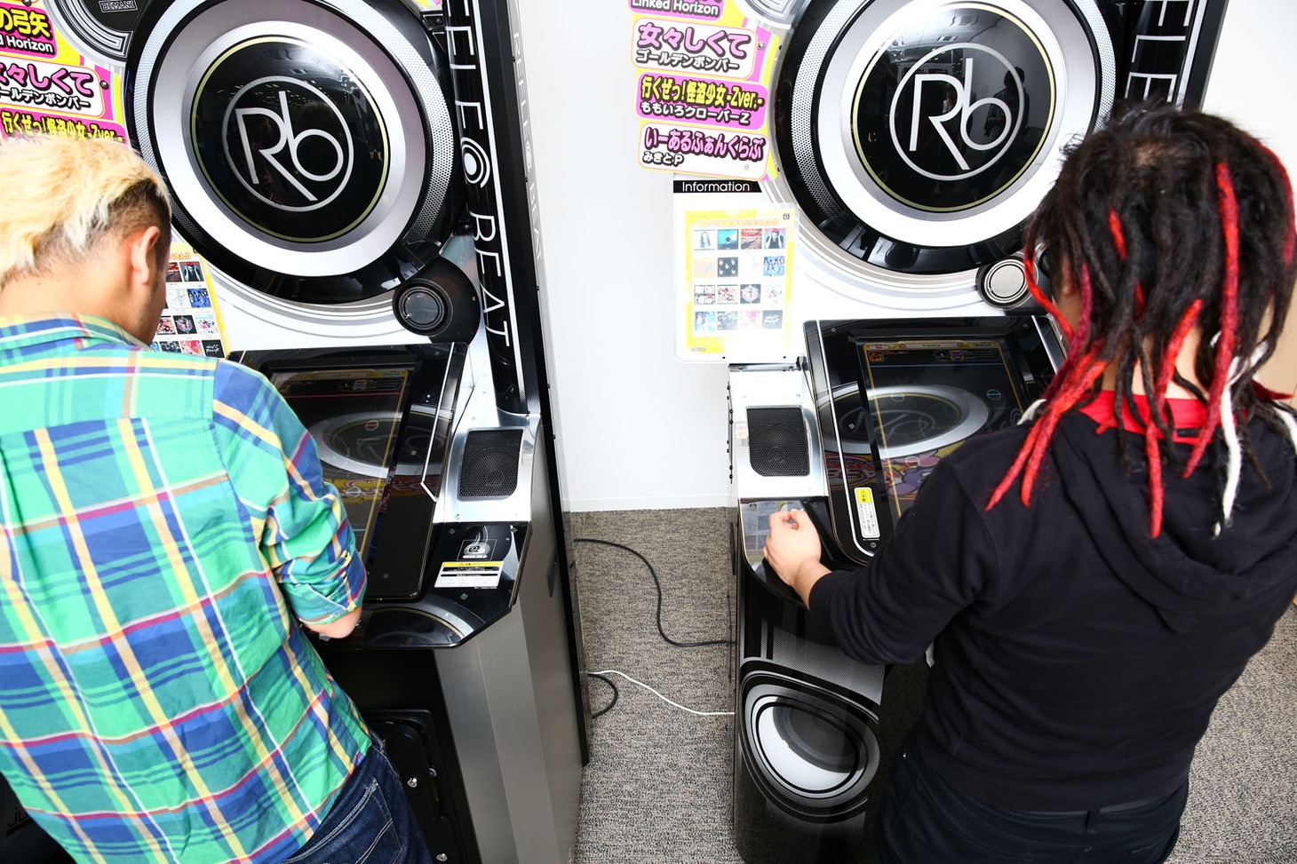「REFLEC BEAT groovin'!! Upper」をプレイするHAYATO、HIRO（左から）。