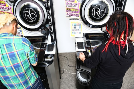 「REFLEC BEAT groovin'!! Upper」をプレイするHAYATO、HIRO（左から）。