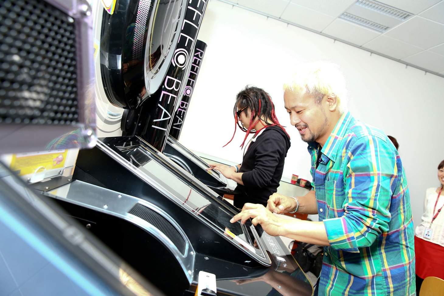 「REFLEC BEAT groovin'!! Upper」をプレイするHAYATO（手前）、HIRO（奥）。