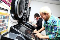 「REFLEC BEAT groovin'!! Upper」をプレイするHAYATO（手前）、HIRO（奥）。